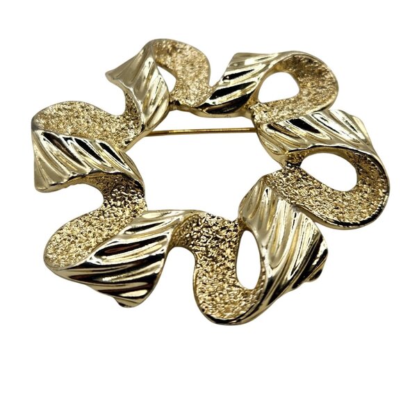 Vintage 1970s Sarah Coventry Ribbonette Gold Tone Brooch Pin Signed Textured - Picture 2 of 4